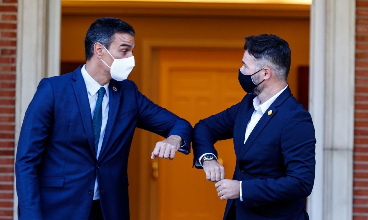 El presidente del Gobierno, Pedro Sánchez, recibe al portavoz parlamentario de ERC, Gabriel Rufián, en el Palacio de la Moncloa. Europa Press.