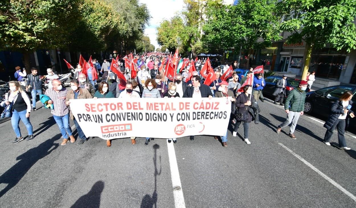 Cabeza de la manifestación en apoyo del metal por la avenida de Cádiz. NACHO FRADE/EP