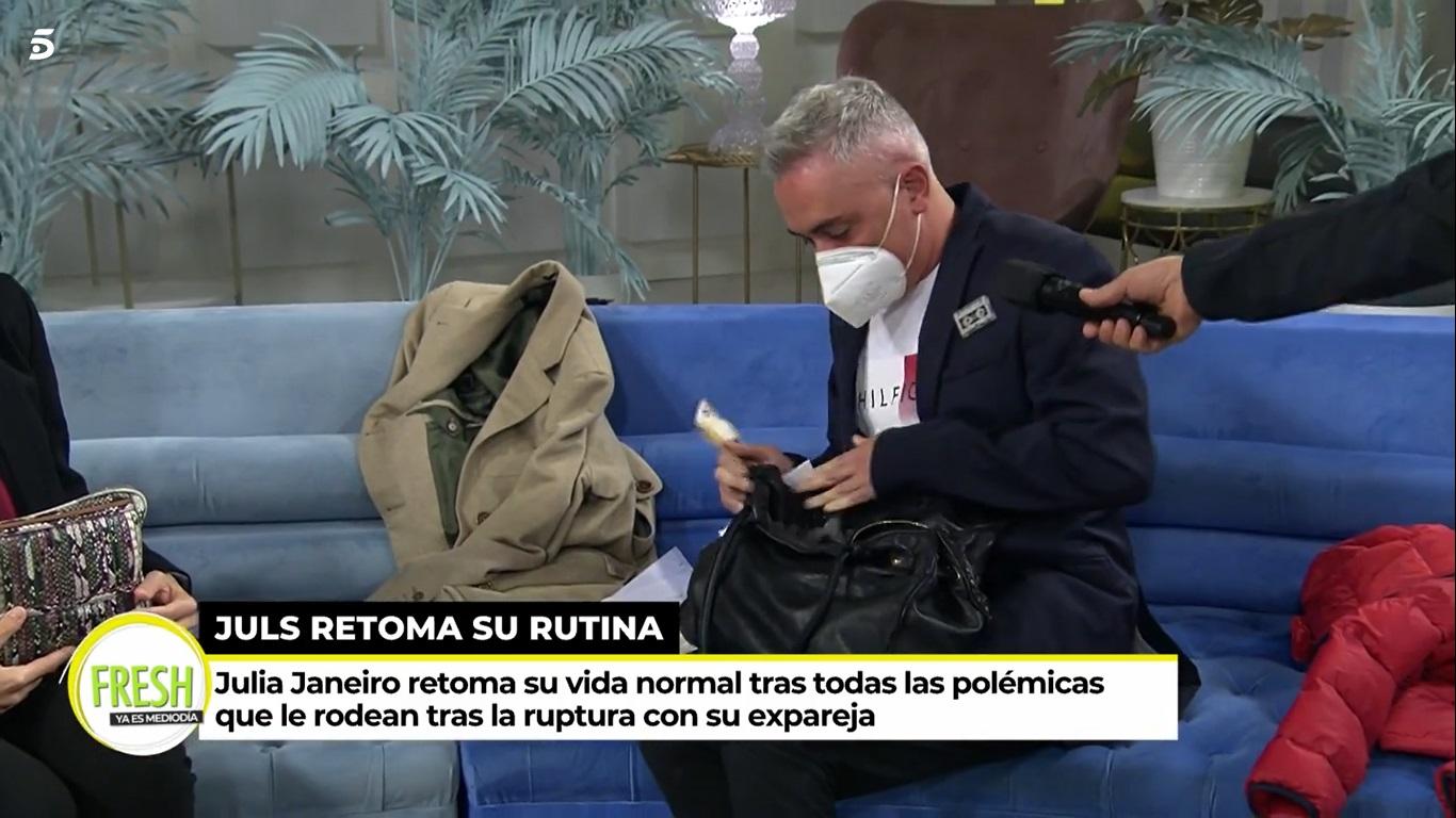 Kiko Hernández coge 50 euros del bolso de Marta López. Mediaset.