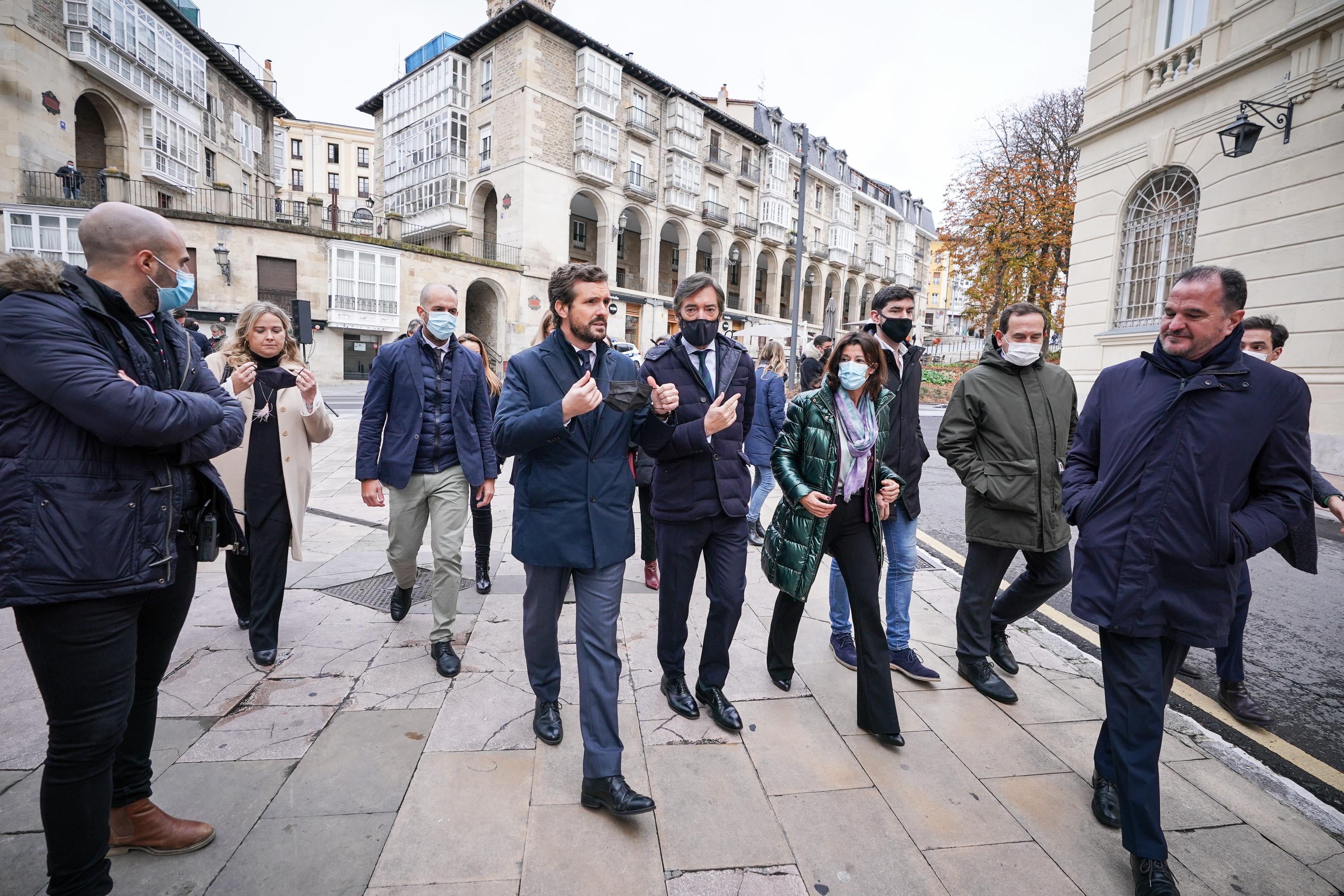 El líder del PP, Pablo Casado; la secretaria general del PP vasco, Laura Garrido Knörr; y el presidente del Partido Popular del País Vasco, Carlos Iturgaiz