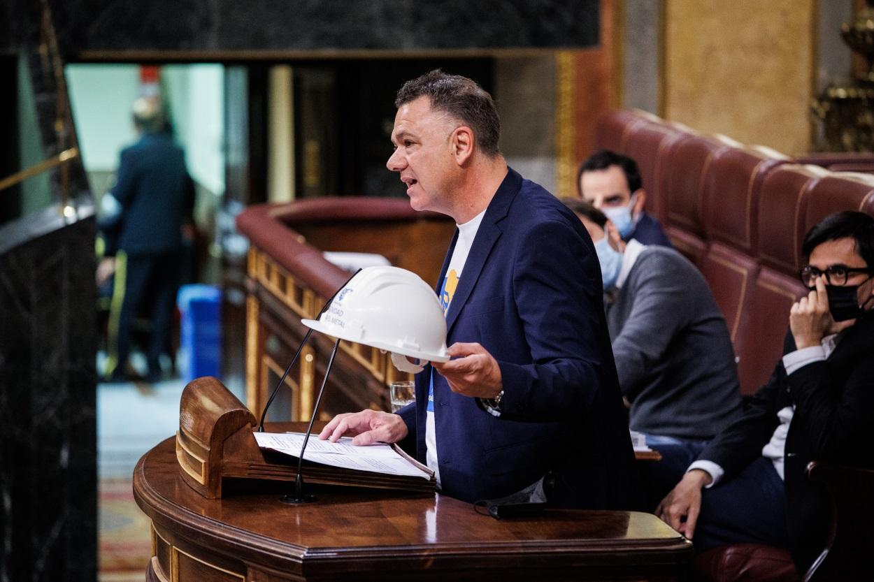 El diputado de Unidas Podemos en el Congreso, Juan Antonio Delgado, interviene en una sesión plenaria en el Congreso de los Diputados