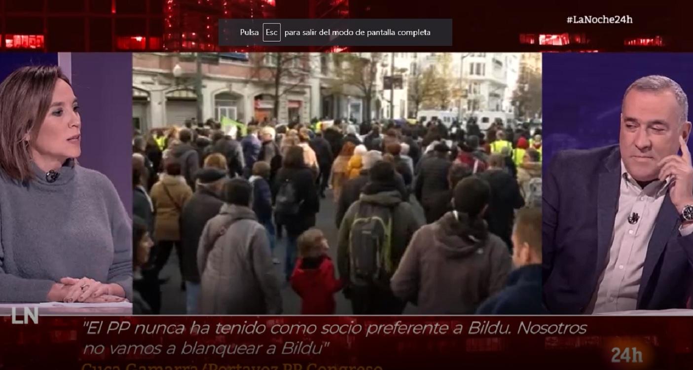 La portavoz del PP, Cuca Gamarra, y el periodista Xabier Fortes. TVE