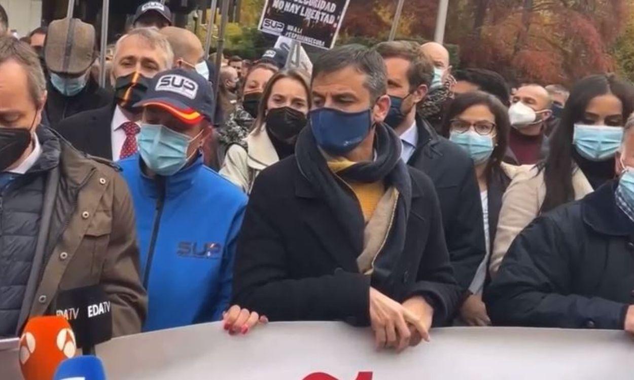 Villacís y una diputada del PP, a codazos en la manifestación por la Ley Mordaza por salir en la foto.  YouTube. 