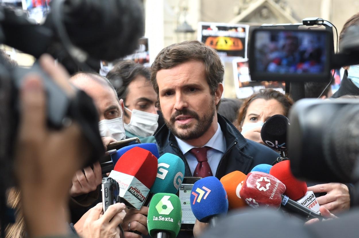 El presidente del PP, Pablo Casado, ofrece declaraciones a los medios, durante una concentración contra la reforma de la ‘Ley Mordaza’