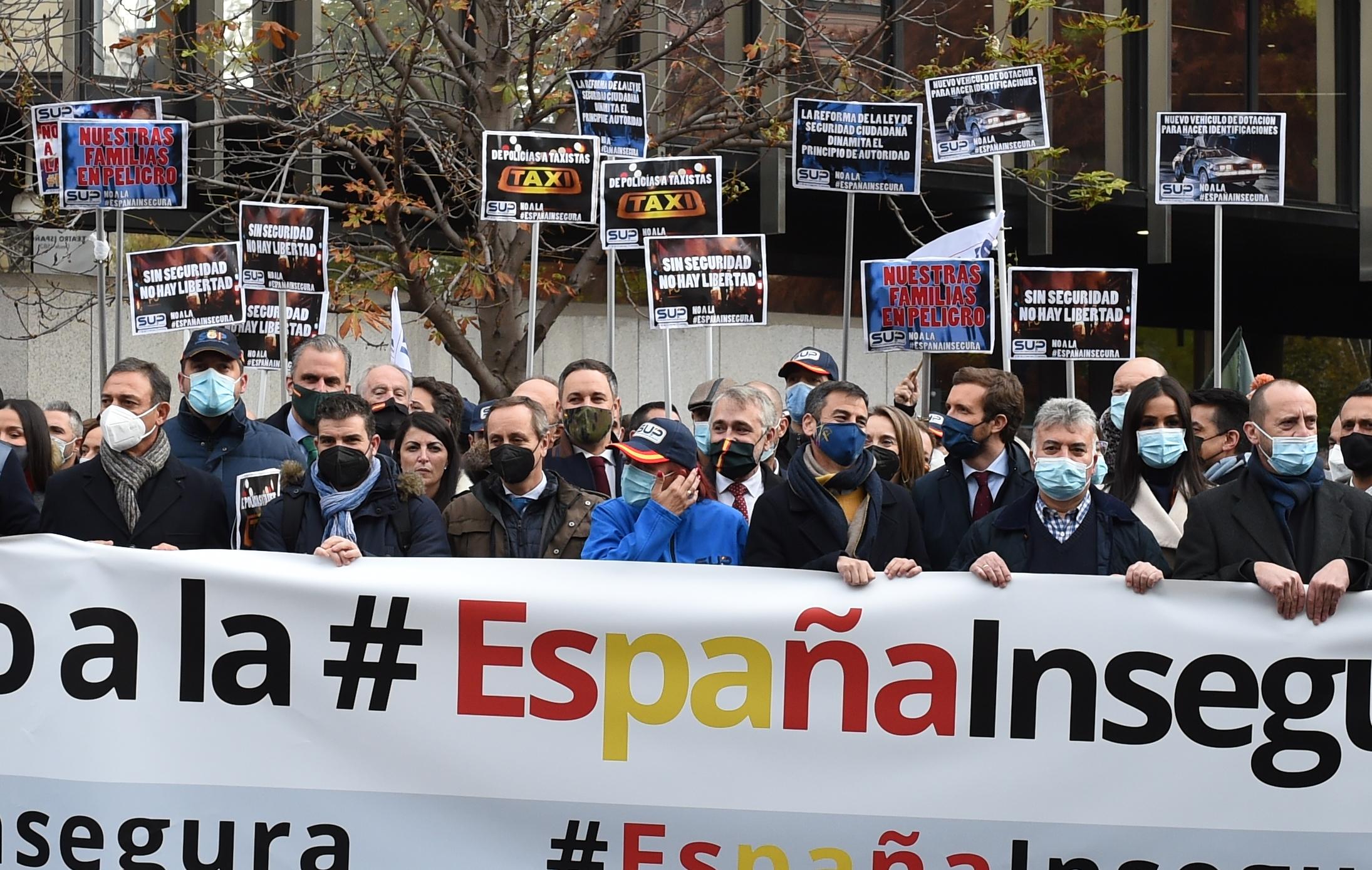 Pablo Casado, Santiago Abascal, Javier Ortega-Smith, Macarena Olona y Begoña Villacís en la manifestación a favor de la Ley Mordaza.