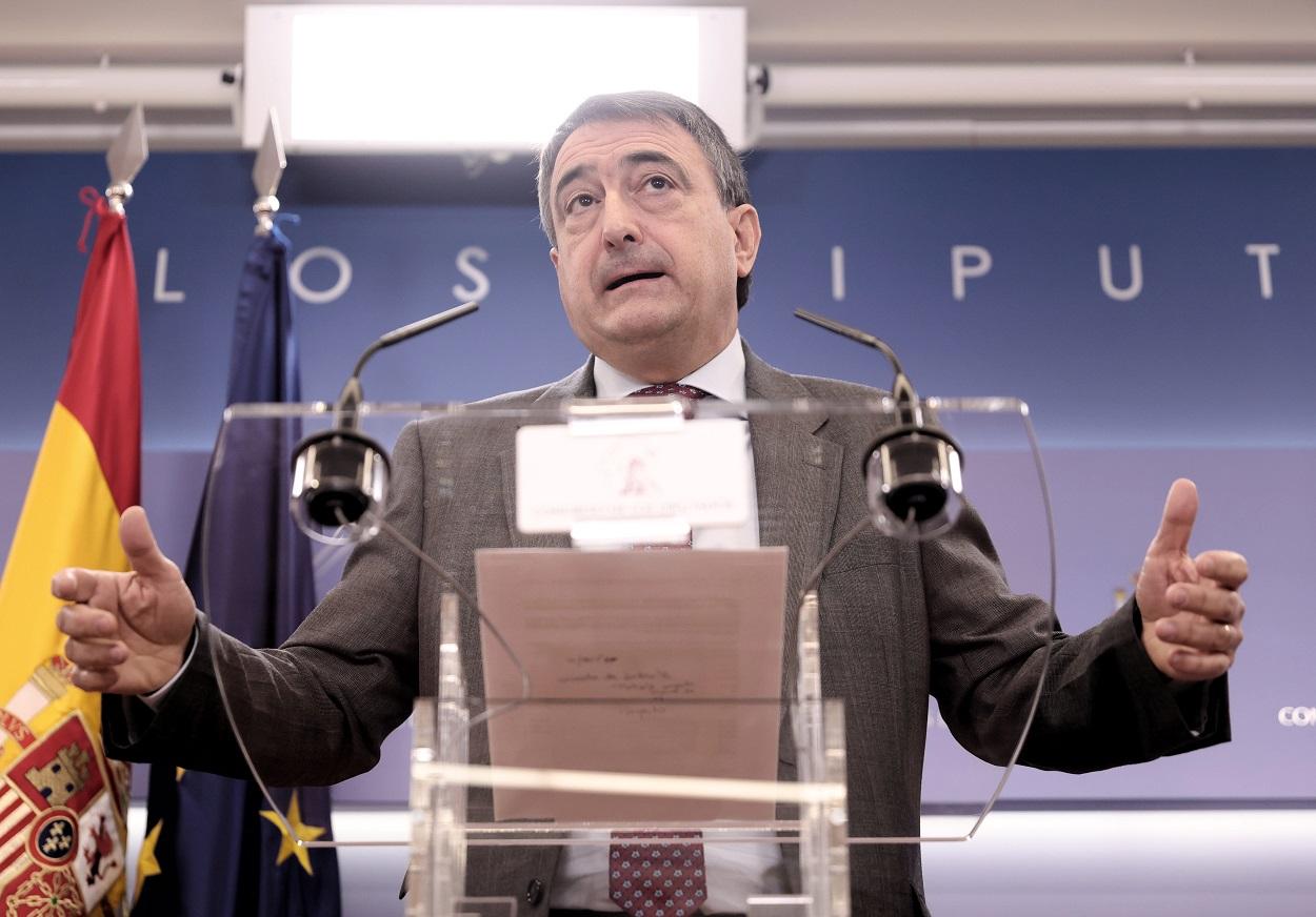 Aitor Esteban recibe una llamada de Bolaños en rueda de prensa. EP