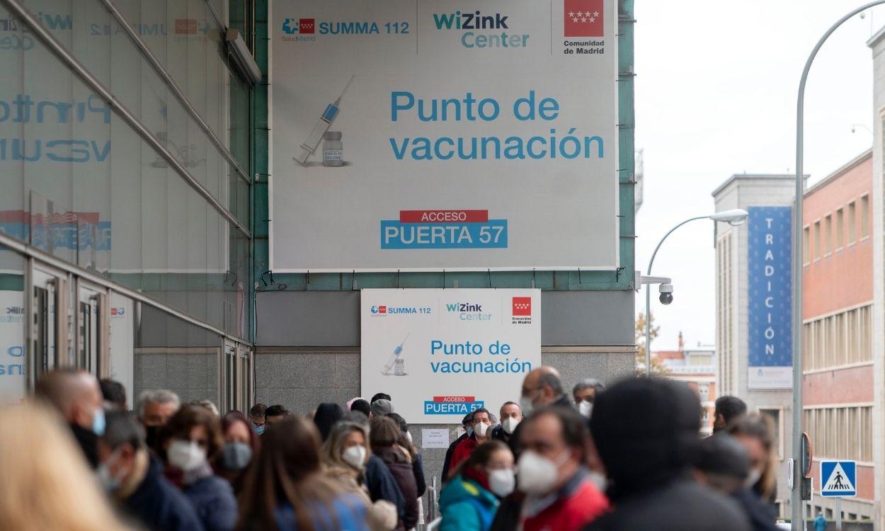 Colas de gente con mascarilla en un punto de vacunación en Madrid. EP.