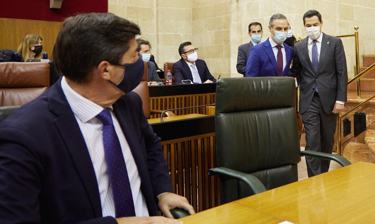 El vicepresidente Juan Marín, en primer término, observa al consejero de Hacienda y al presidente, este miércoles en el Parlamento. JOAQUÌN CORCHERO EP