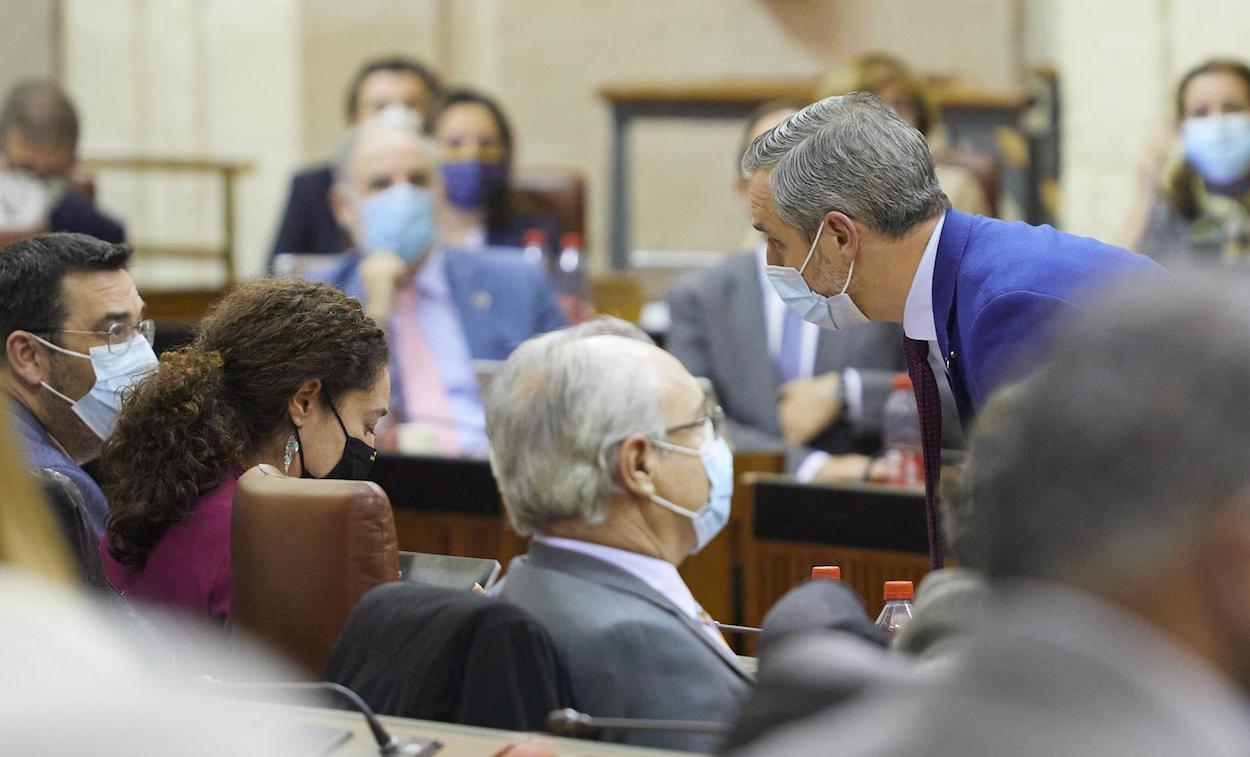 El consejero Juan Bravo habla con la portavoz de UPporA, Inmaculada Nieto, ayer en el Parlamento. JOAQUÍN CORCHERO/EP