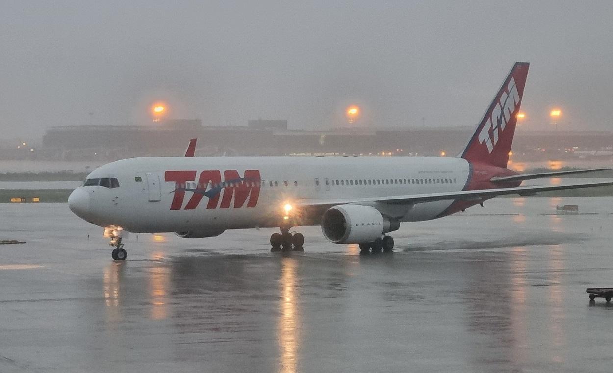 Un avión en el aeropuerto de El Prat. Fuente cuenta oficial del aeropuerto en Twitter