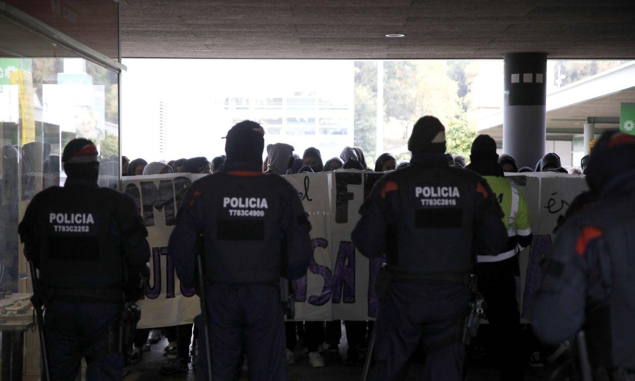 Cargas policiales en la Autónoma de Barcelona durante un acto de S’ha Acabat. Europa press.