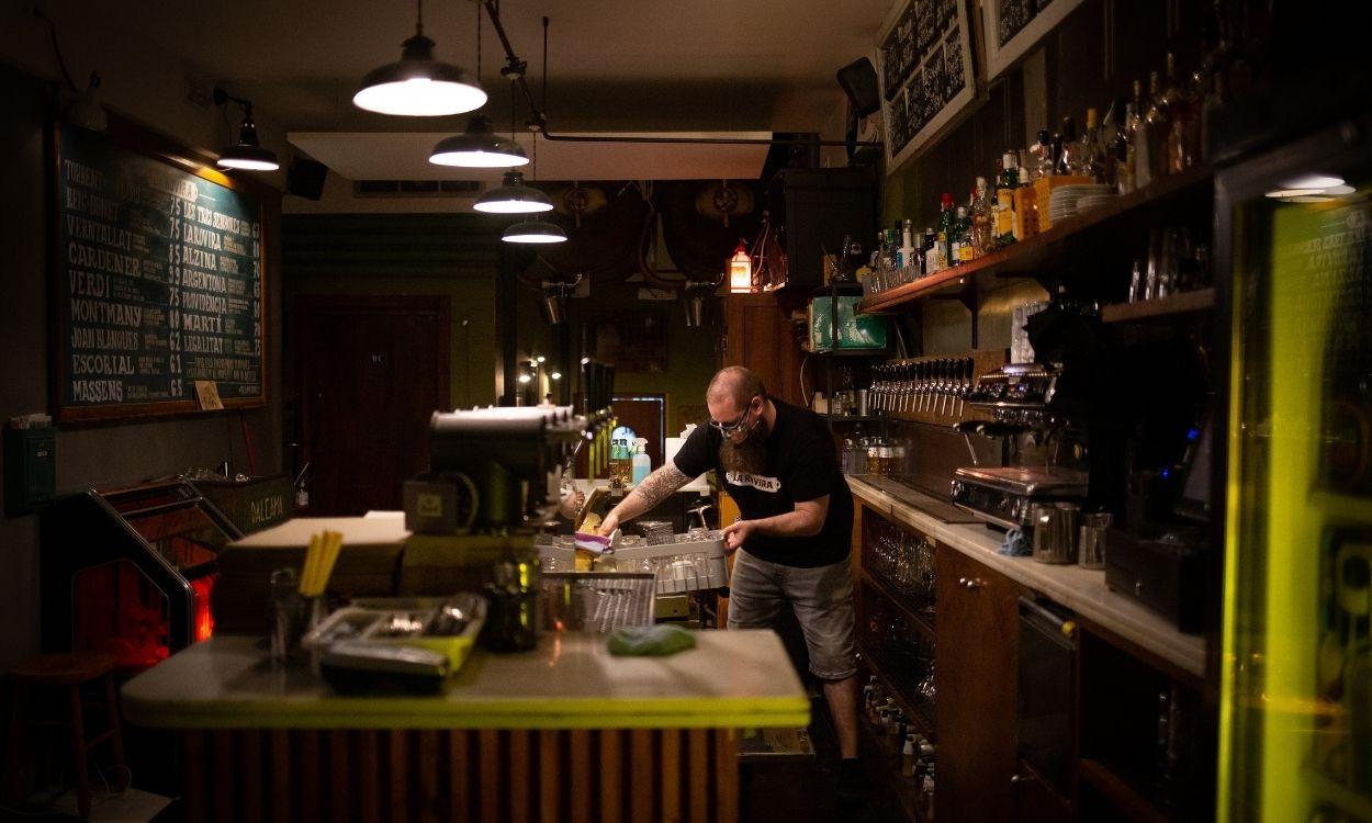 Un camarero en el interior de un bar situado en el centro de Barcelona. Europa Press.