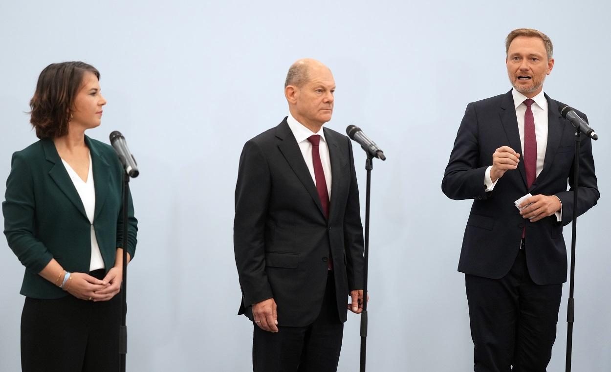 Annalena Baerbock, líder de Los Verdes; Olaf Scholz, del Partido Socialdemócrata de Alemania (SPD); y Christian Lindner, líder del Partido Demócrata Libre (FDP). Kay NietfelD. DPA