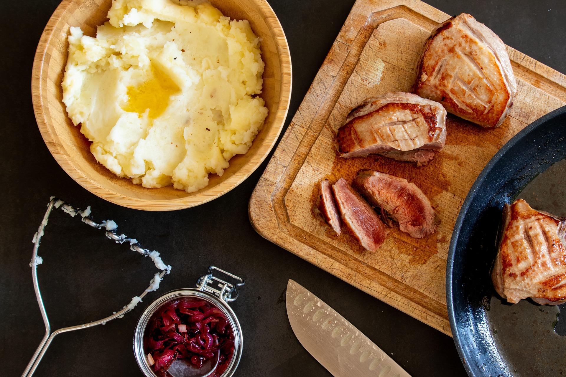 Un puré de patatas junto a pavo asado en una cena de Acción de Gracias.