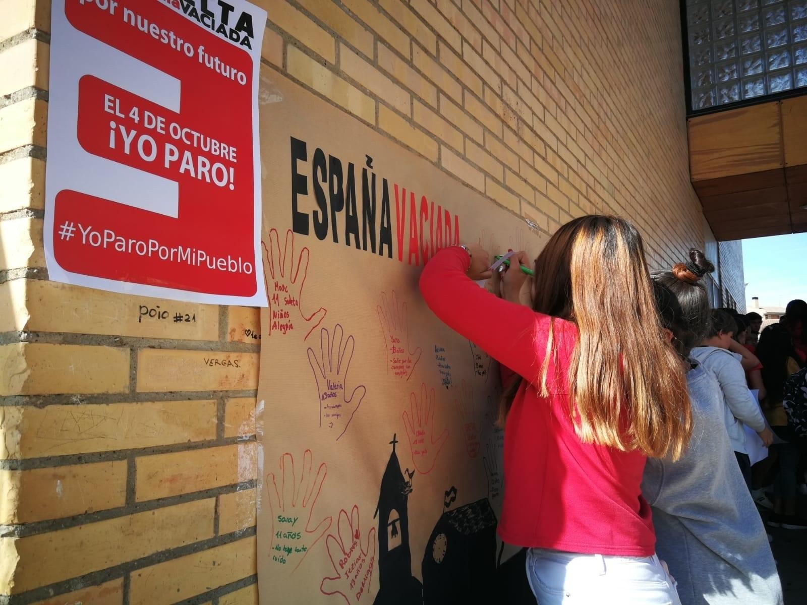 Alumnos de la comarca de Los Monegros pintando un mural con motivo del paro por la España vaciada