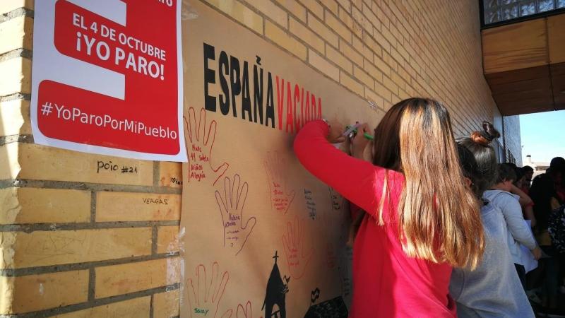 Alumnos de la comarca de Los Monegros pintando un mural con motivo del paro por la España vaciada