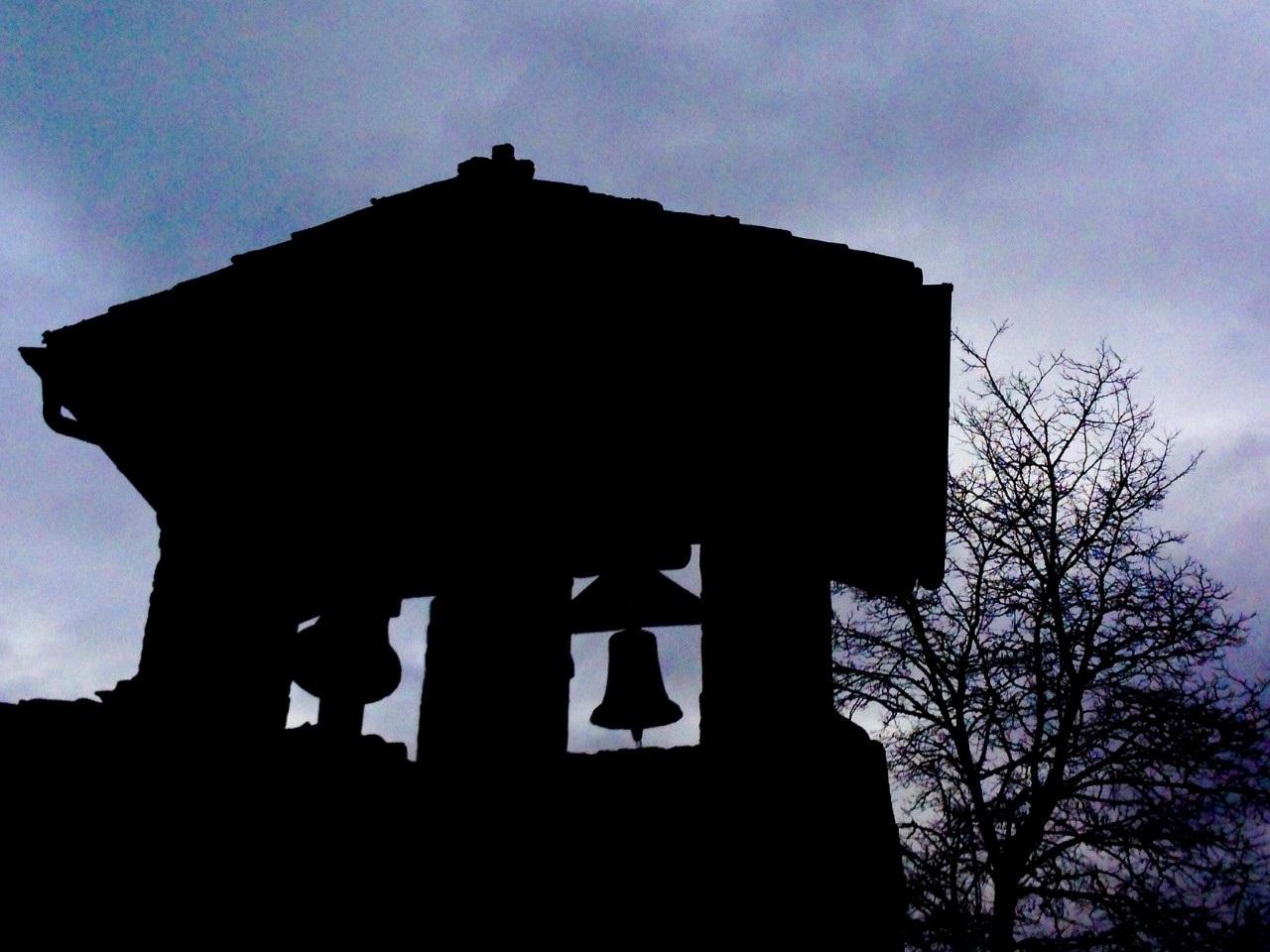 Campanas de la iglesia de un pueblo