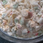 Ensaladilla con huevo duro y rollos de pescado y caballa con cebolleta
