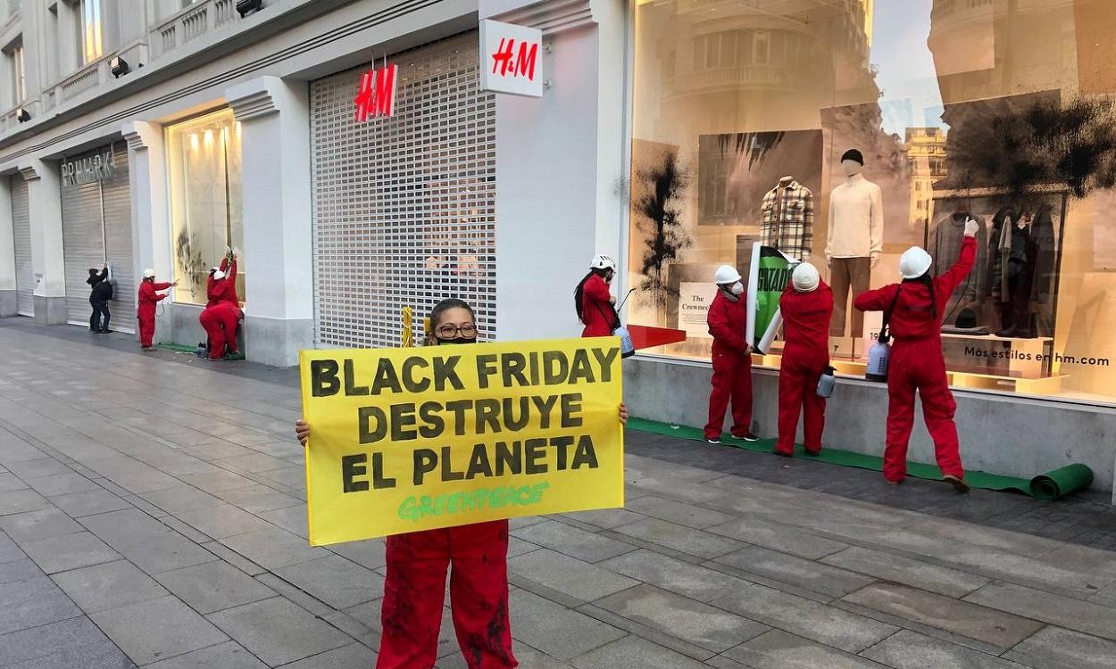Los activistas de Greenpeace pintan los escaparates de varias tiendas de la Gran Vía de Madrid