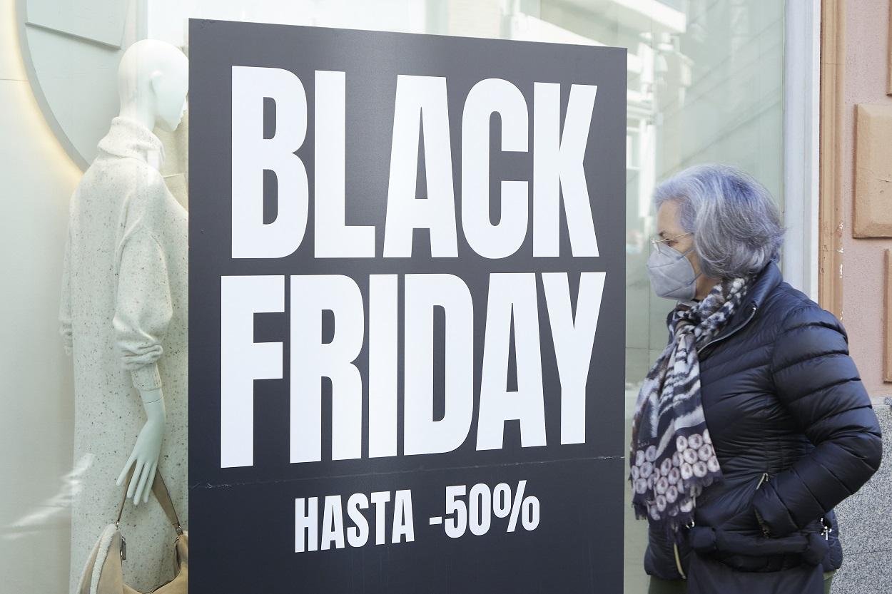Un establecimiento promociona el 'Black Friday' en Sevilla. Europa Press