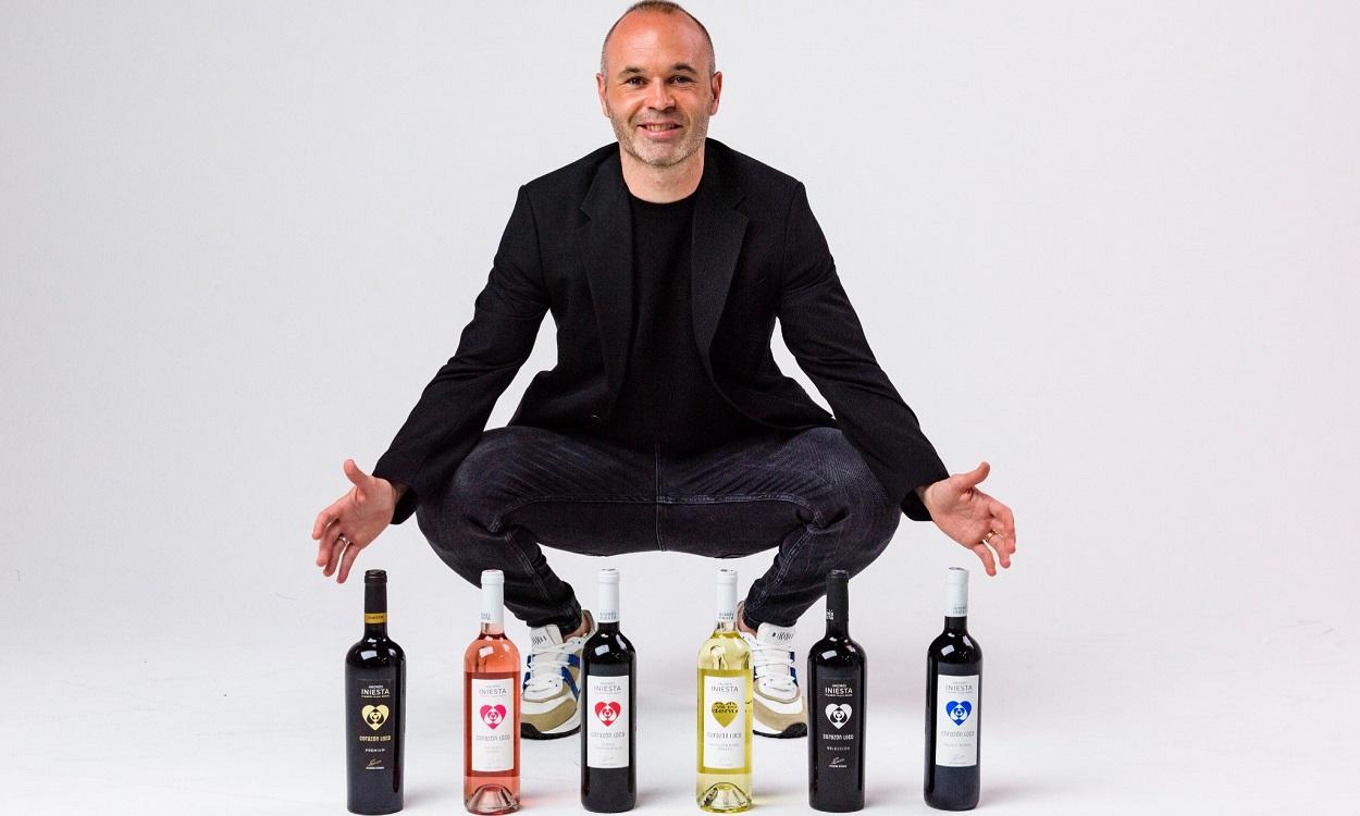 Andrés Iniesta con algunos de los vinos de su bodega