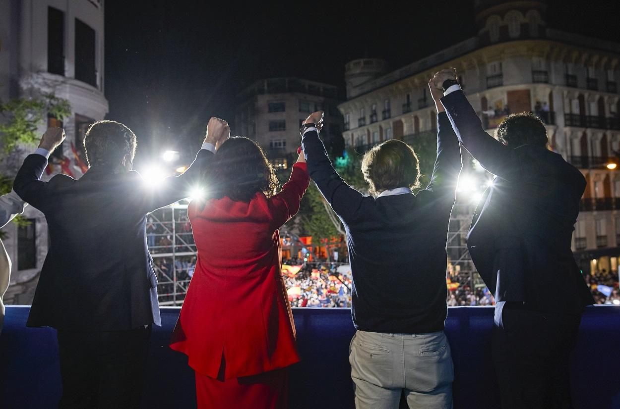 Pablo Casado, Isabel Díaz Ayuso, José Luis Martínez Almeida y Teodoro García Egea en el balcón de Génova celebrando una victoria electoral. EP