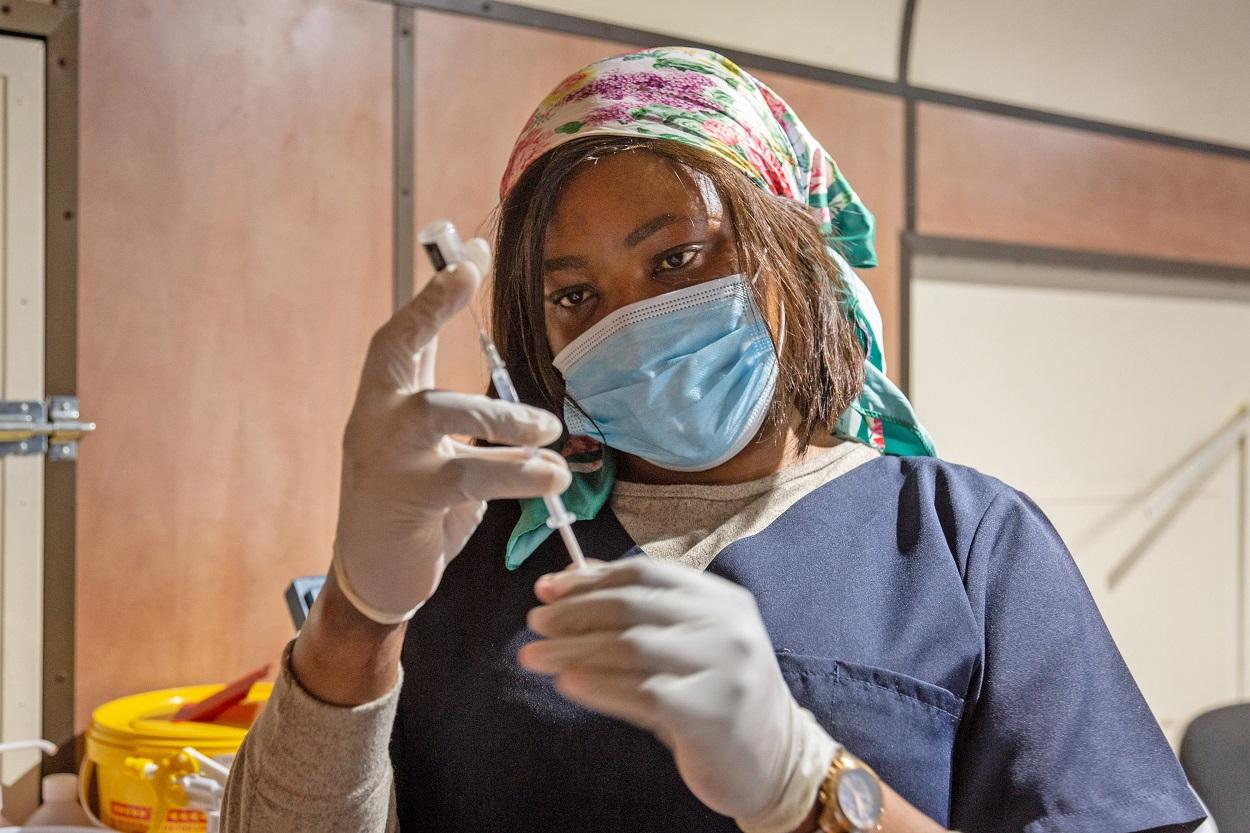 Una enfermera con una dosis de la vacuna contra el coronavirus en Sudáfrica. Fuente: Europa Press.