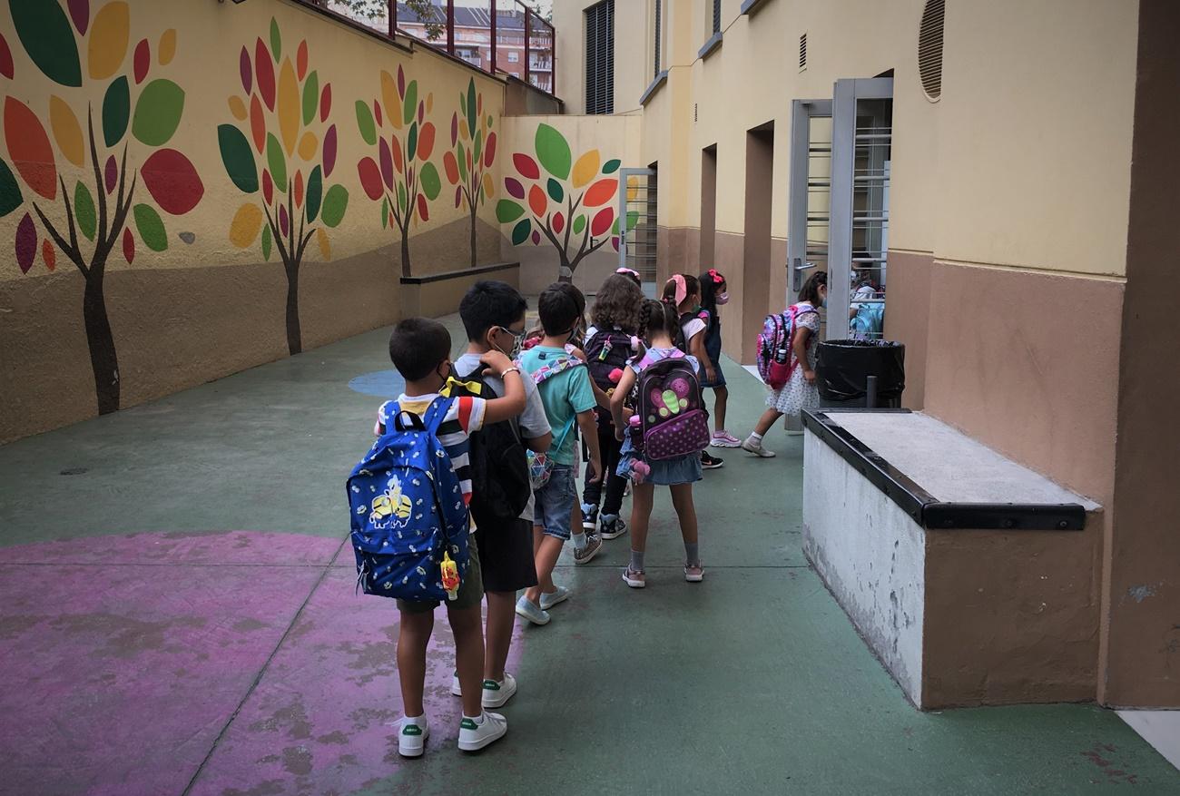 Alumnos del Institut Escola Londres de Barcelona esperando para entrar a su aula en el primer día del curso 2021 2022