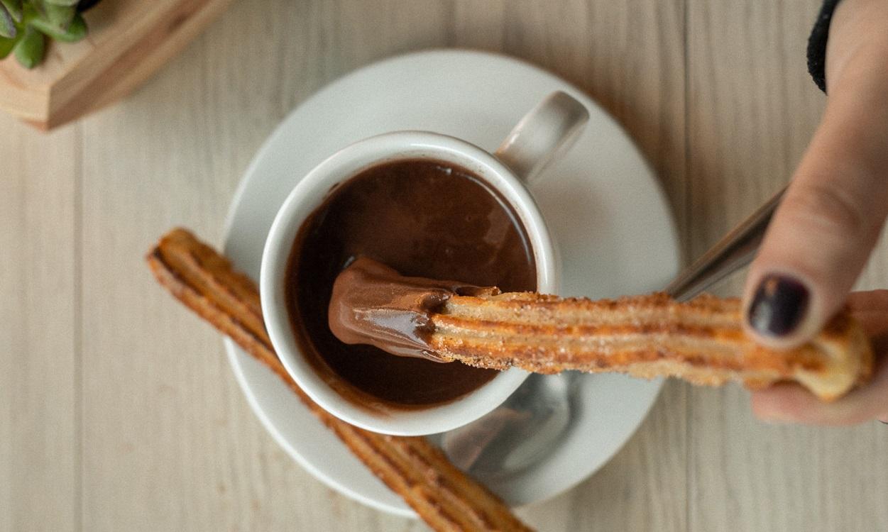 Taza de chocolate caliente con churros