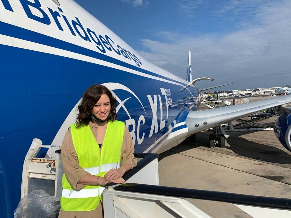 Covid19. Ayuso posando ante tercer avión que llega a Barajas