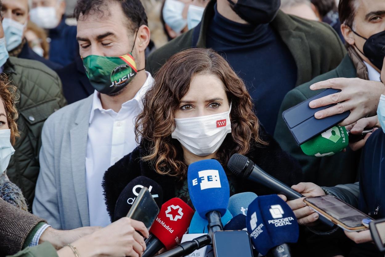 El tuit de Ayuso contra la Policía que Twitter rescata tras su apoyo a ...