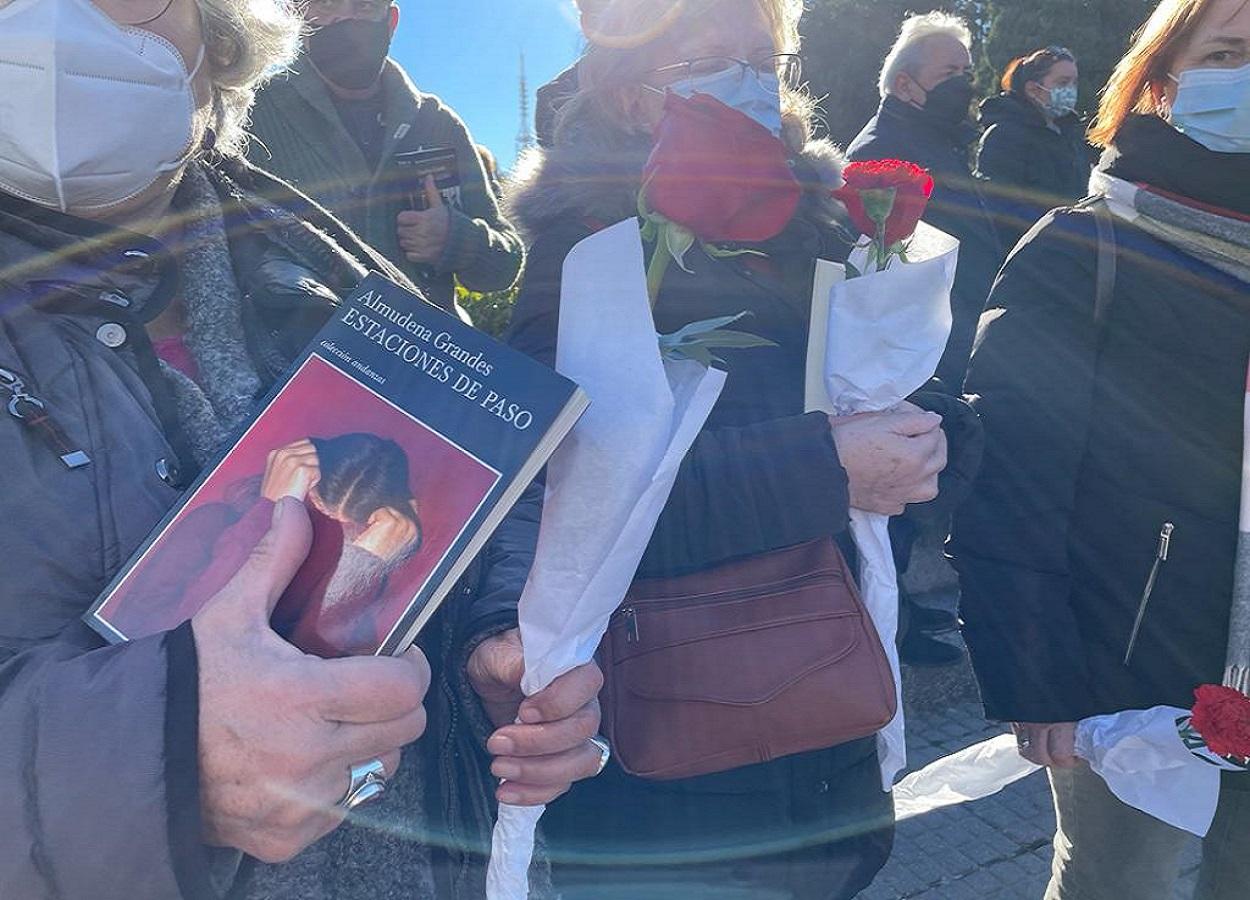 Una mujer con un libro de Almudena Grandes en el Cementerio Civil. Jesús Olmedo/ElPlural