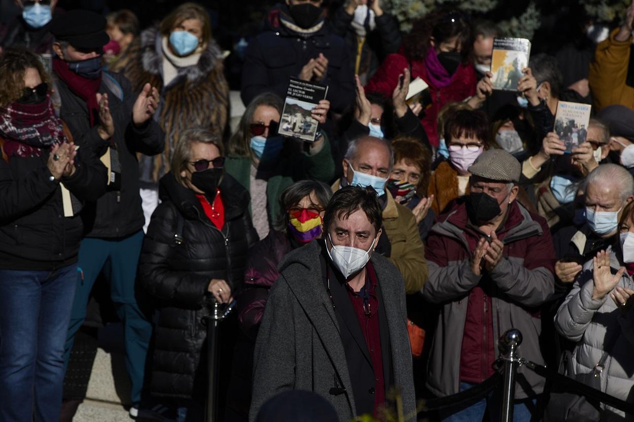 El director del Instituto Cervantes y viudo de Almudena Grandes, Luis García Montero, en el entierro de la escritora, en el Cementerio de La Almudena. Fuente: Europa Press.