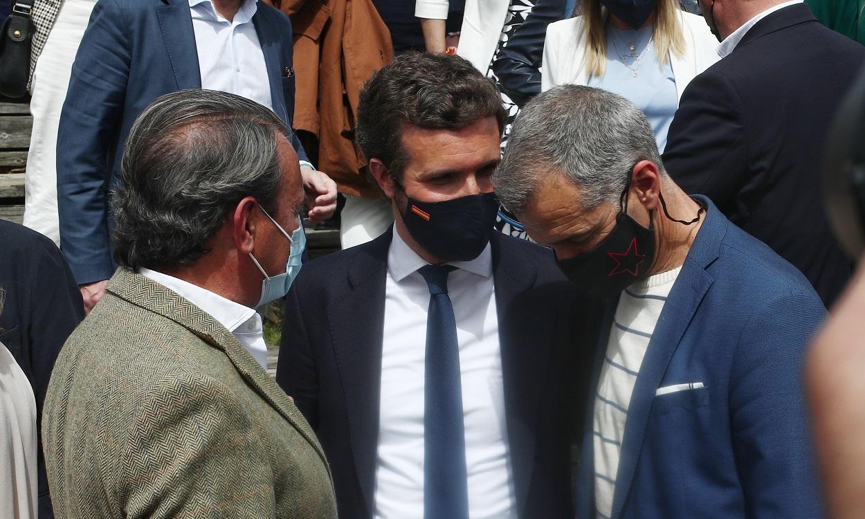 El presidente del PP, Pablo Casado, y el director de la Oficina Español, Toni Cantó