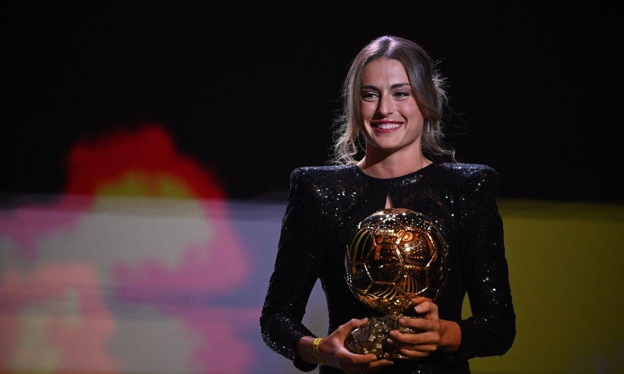 La centrocampista del FC Barcelona, Alexia Putellas, hace historia y reivindica el fútbol femenino con su Balón de Oro. Europa Press. 