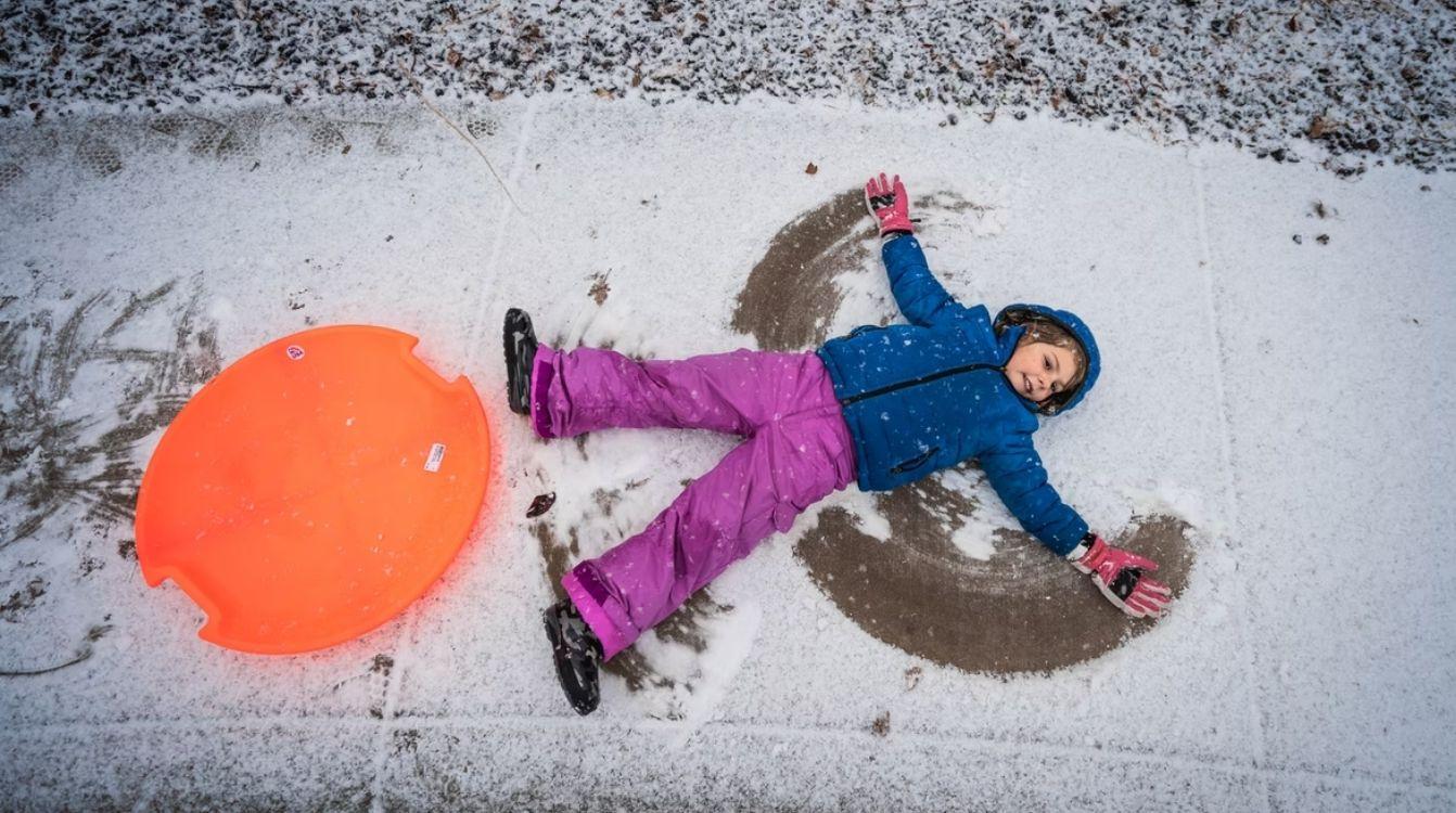 La ropa de nieve para niños