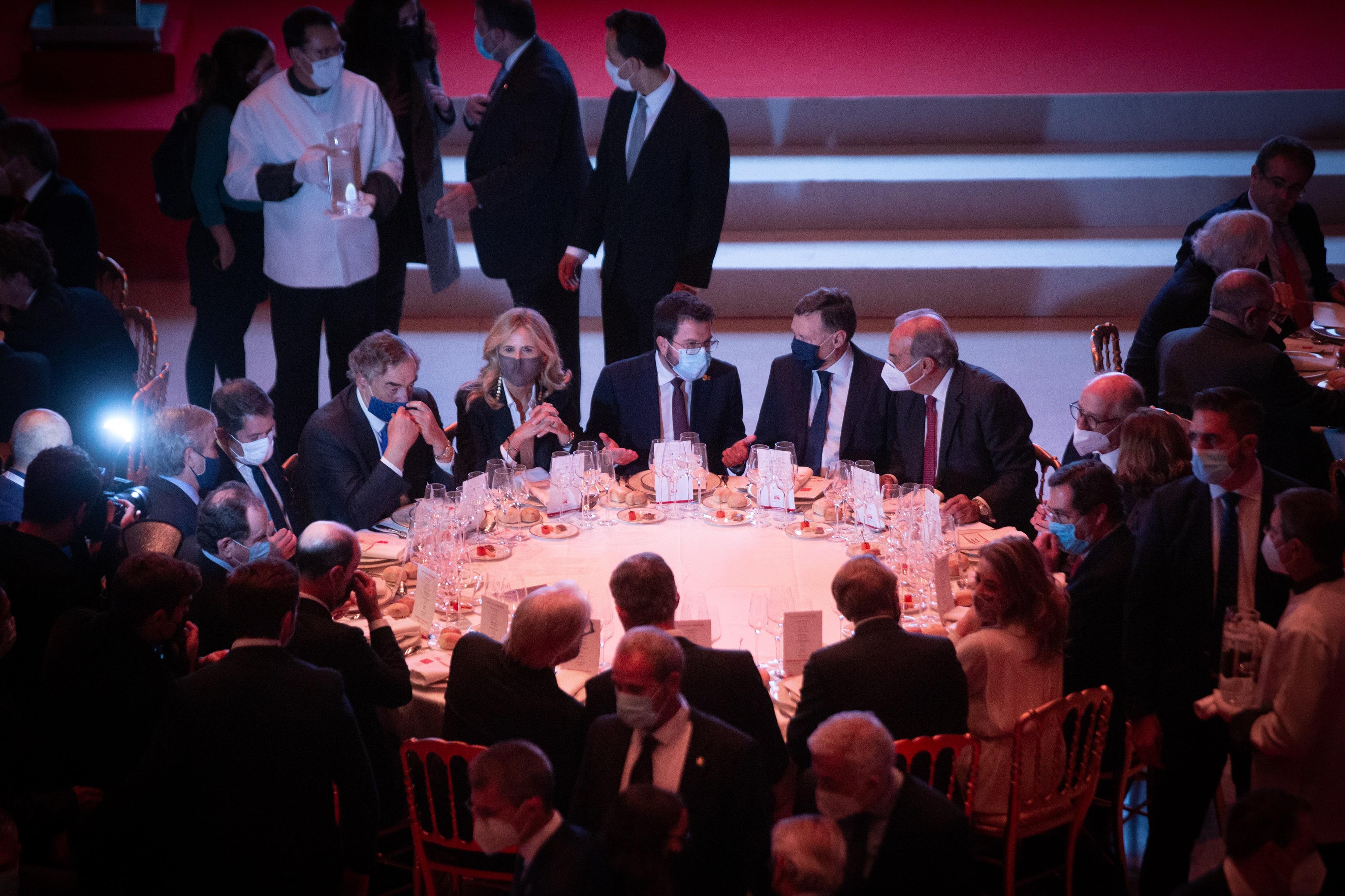 El Rey Felipe VI; los ministros Raquel Sánchez y José Luis Escrivà; los presidentes Pere Aragonès, Javier Lambán y Ximo Puig; la alcaldesa de Barcelona, Ada Colau.