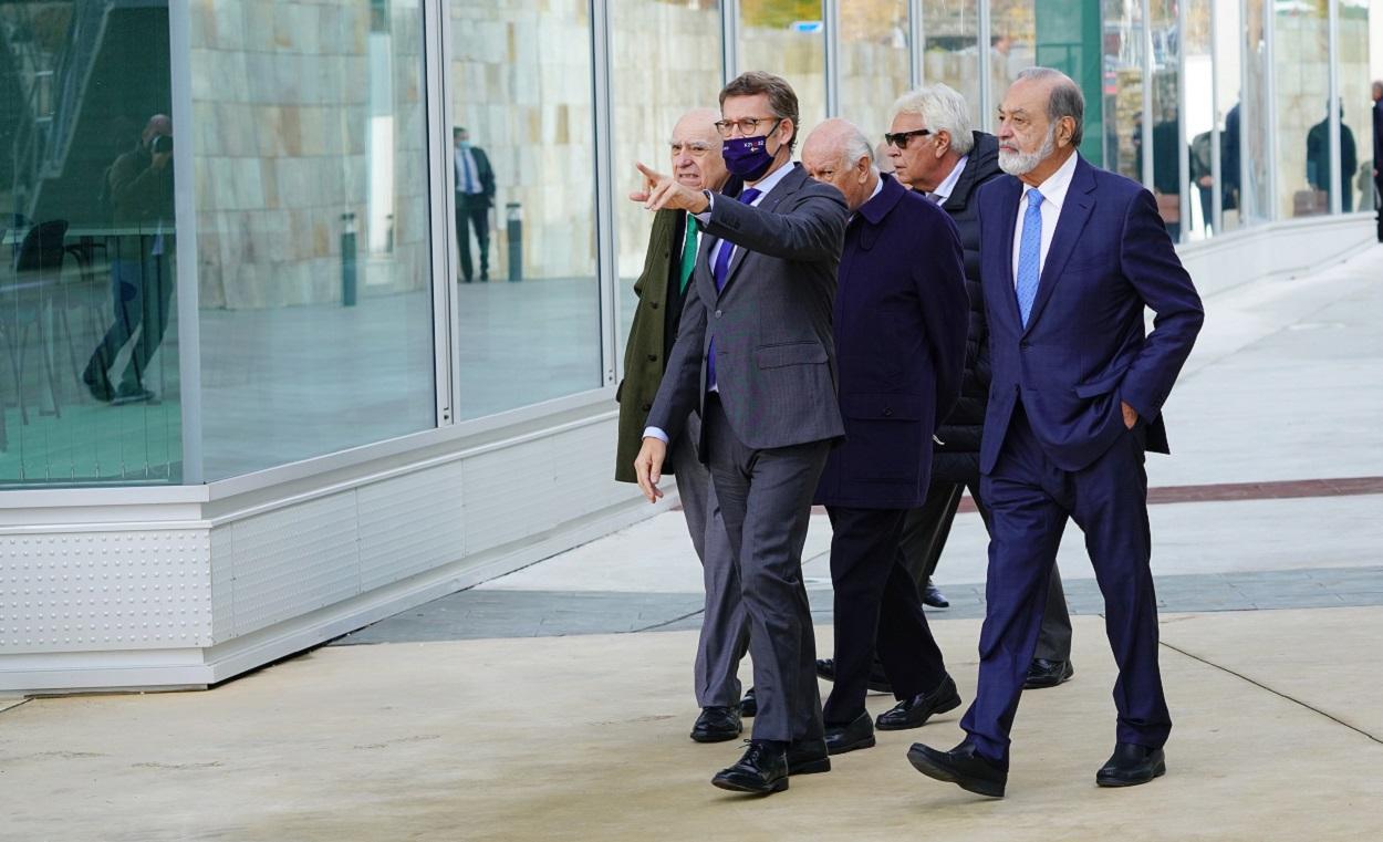 El presidente de la Xunta, Alberto Núñez Feijóo (c), a su llegada a 26ª edición del Círculo de Montevideo, en Santiago de Compostela. EP