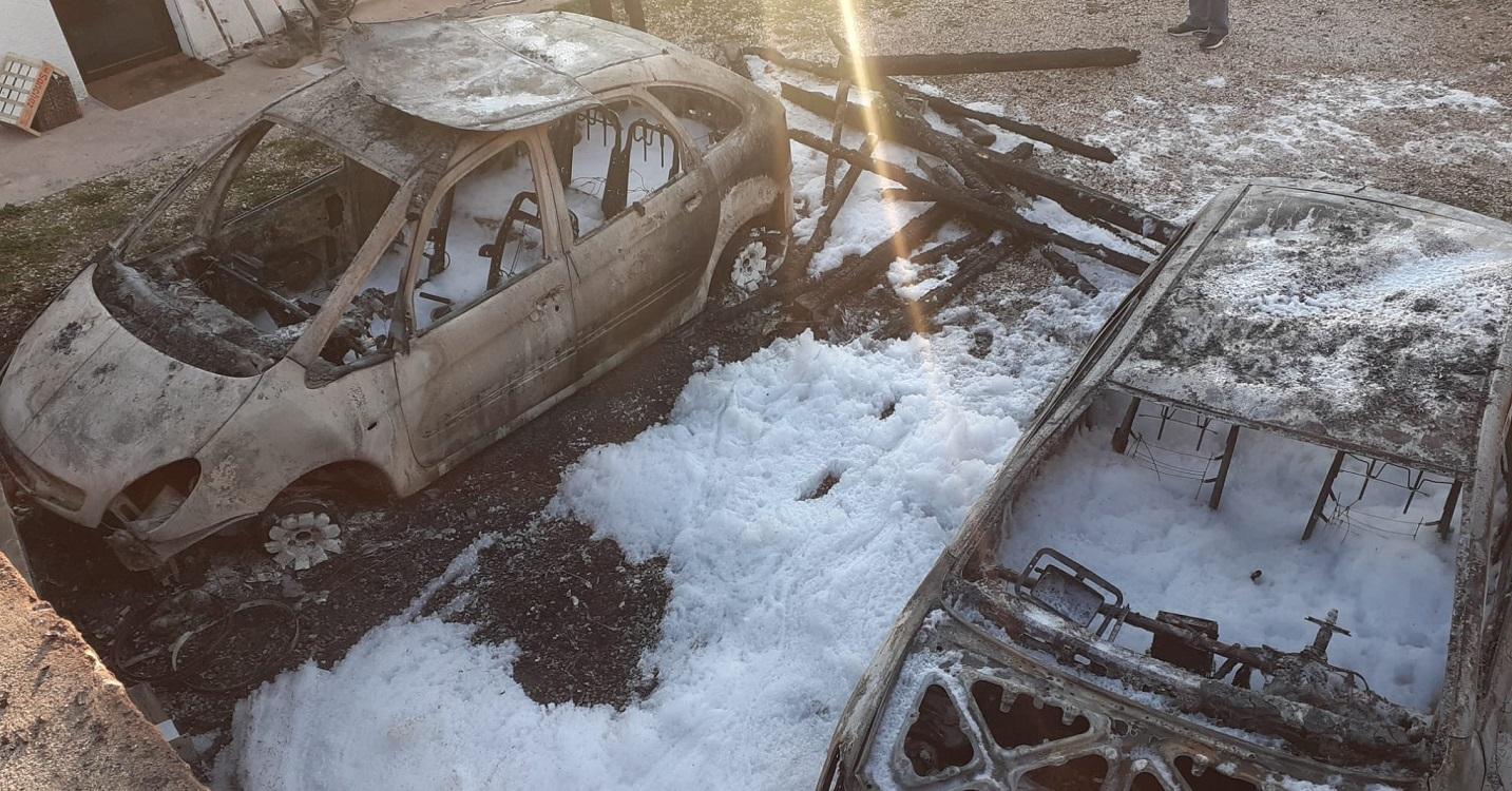 Así han quedado los dos coches del portavoz de IU en Pezuela de las Torres, Juan Balado. Fuente: Twitter.