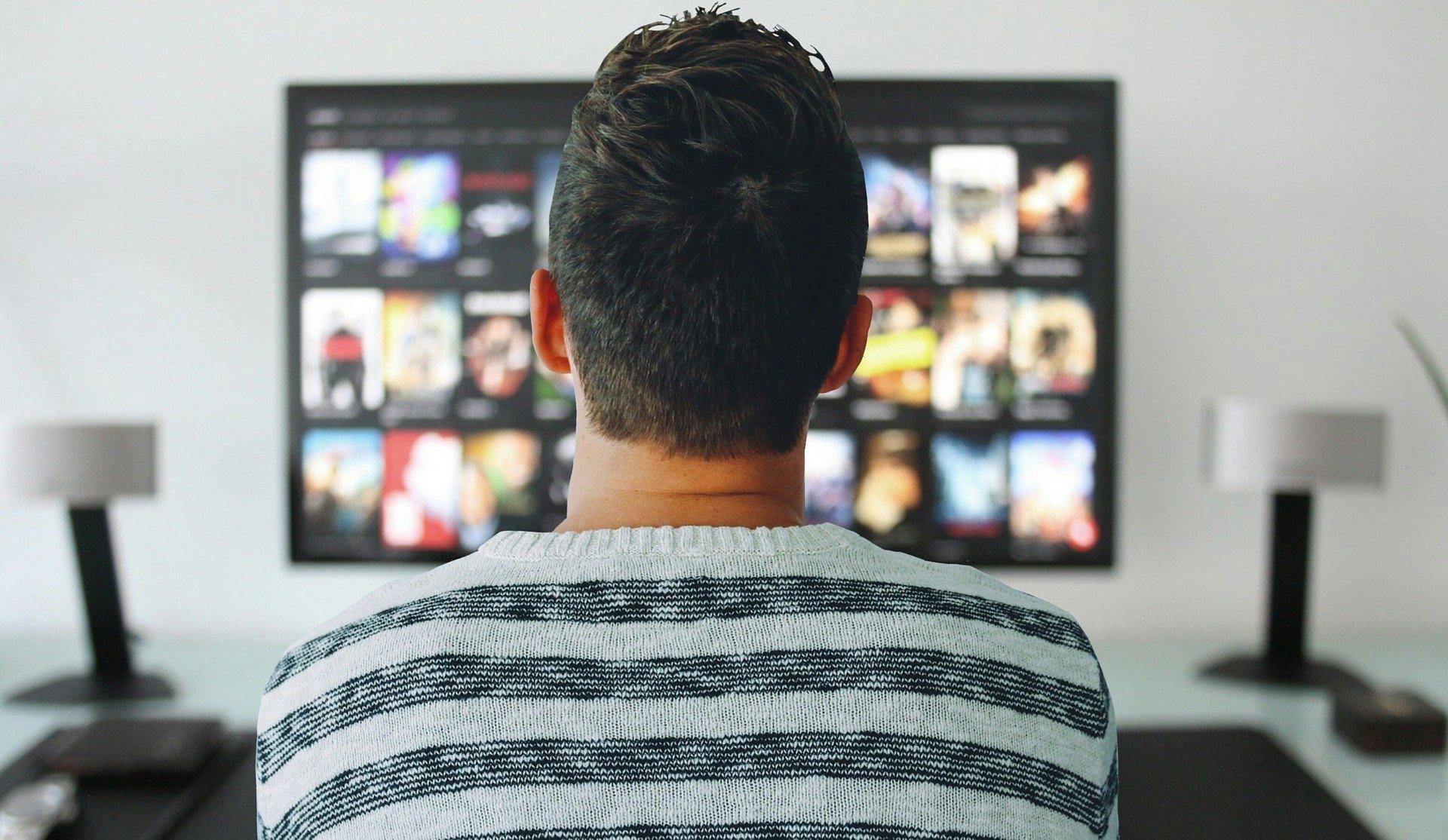Un hombre mirando la tele. Fuente: Pixabay.