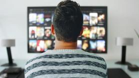 Un hombre mirando la tele. Fuente: Pixabay.