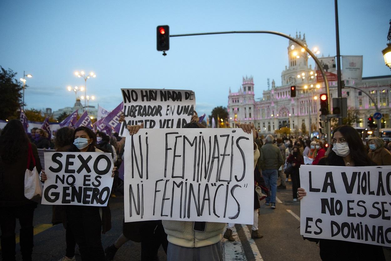 Un grupo de personas participa en una manifestación convocada por Movimiento Feminista contra la violencia machista, a 25 de noviembre de 2021. Fuente: Europa Press.
