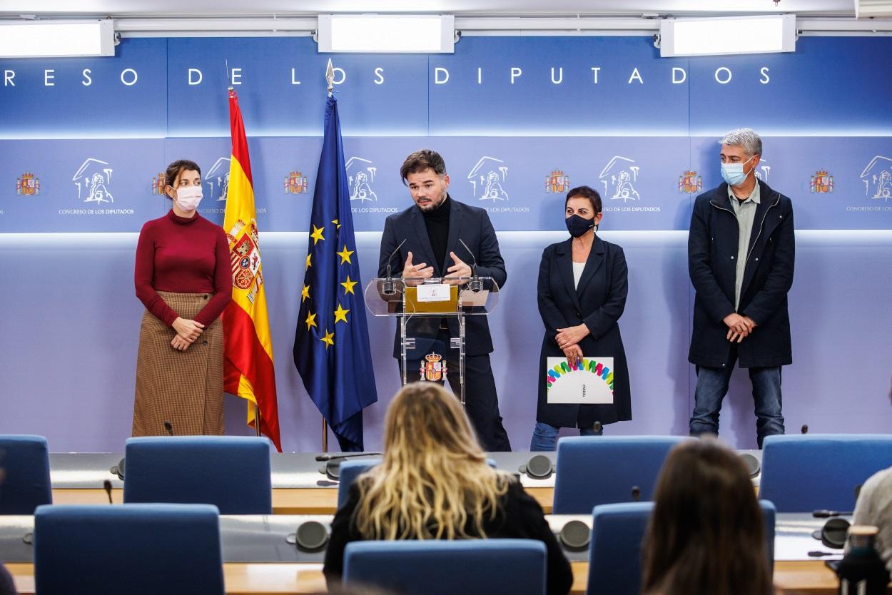 El portavoz parlamentario de ERC, Gabriel Rufián, en rueda de prensa conjunta mientras tiene lugar una sesión plenaria en el Congreso de los Diputados