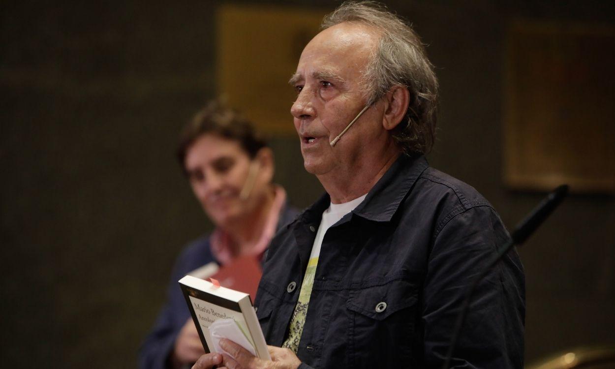 El cantautor Joan Manuel Serrat interviene en el homenaje al poeta uruguayo Mario Benedetti. Europa Press. 