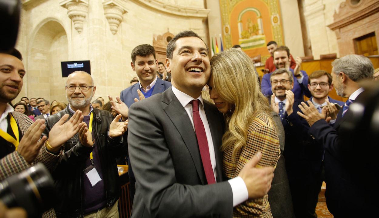 Juan Manuel Moreno abraza a su mujer, Manuel Villena, tras ser investido presidente, en enero de 2019. MARÍA JOSÉ LÓPEZ/EP