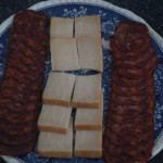 Aperitivos variados con ensalada y tortilla de bacalao