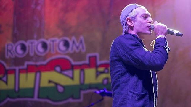 Matisyahu canta en el Rototom entre silbidos y esquivando una botella de agua y un zapato 