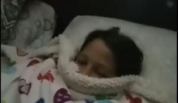 Vídeo de Houda con su hija en la Cañada Real, sin luz y pasando frío