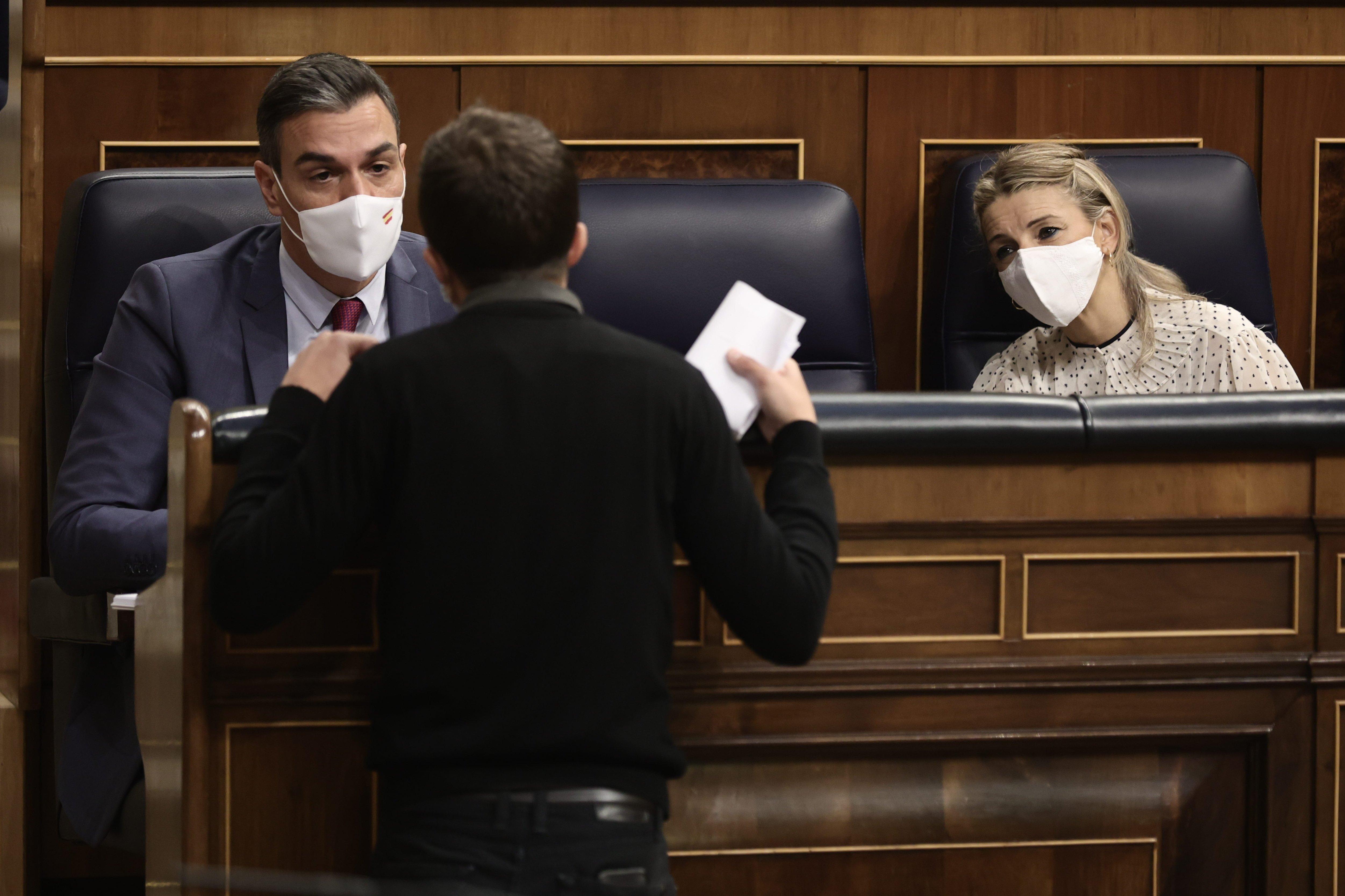 El líder de Más País, Íñigo Errejón, conversa con Pedro Sánchez y Yolanda Díaz.