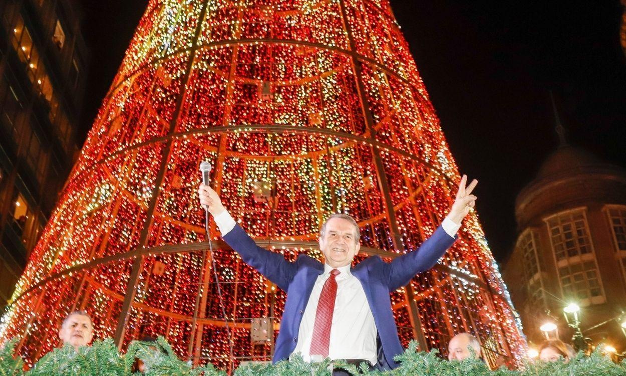 El alcalde de Vigo, Abel Caballero, durante el encendido de las luces navideñas, a 20 de noviembre de 2021, en Vigo, Pontevedra, Galicia (España).